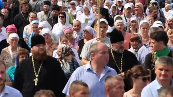 Paroissiens Église orthodoxe ukrainienne Patriarcat de Moscou pendant la procession religieuse. Kiev, Ukraine — Video