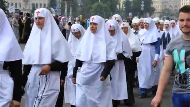 Parishioners Ukrainian Orthodox Church Moscow Patriarchate during religious procession. Kiev, Ukraine — Stock Video