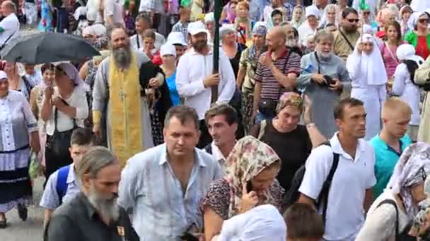 Paroissiens Église orthodoxe ukrainienne Patriarcat de Moscou pendant la procession religieuse. Kiev, Ukraine — Video