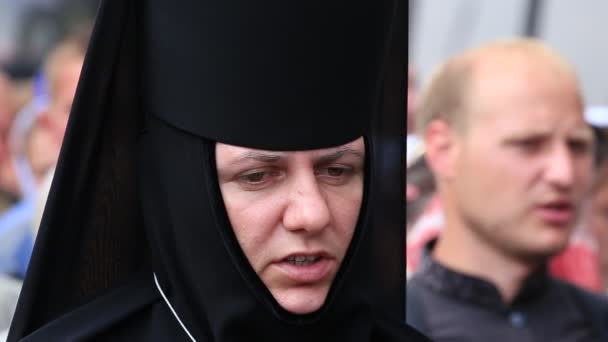 Feligreses Iglesia ortodoxa ucraniana Patriarcado de Moscú durante la procesión religiosa. Kiev, Ucrania — Vídeo de stock