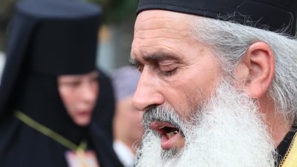 Paroquianos Igreja Ortodoxa Ucraniana Patriarcado de Moscou durante a procissão religiosa. Kiev, Ucrânia — Vídeo de Stock