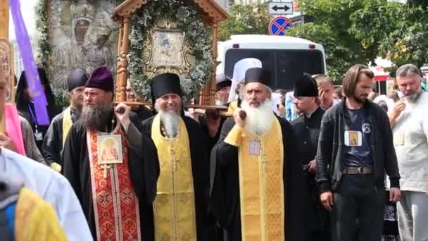 Paroissiens Église orthodoxe ukrainienne Patriarcat de Moscou pendant la procession religieuse. Kiev, Ukraine — Video