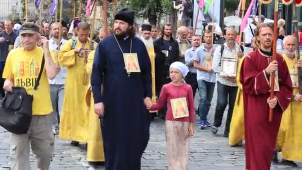 Feligreses Iglesia ortodoxa ucraniana Patriarcado de Moscú durante la procesión religiosa. Kiev, Ucrania — Vídeos de Stock
