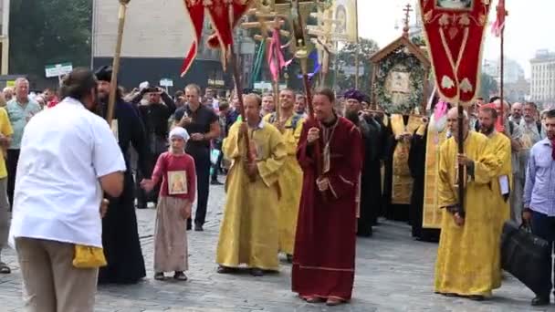 Paroissiens Église orthodoxe ukrainienne Patriarcat de Moscou pendant la procession religieuse. Kiev, Ukraine — Video