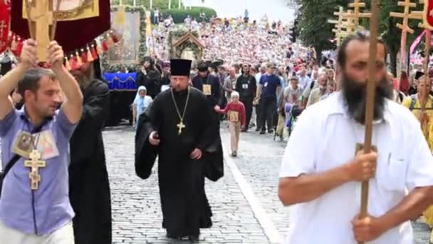 Parochianen Oekraïens orthodoxe kerk Moskou patriarchaat tijdens religieuze processie. Kiev, Oekraïne — Stockvideo
