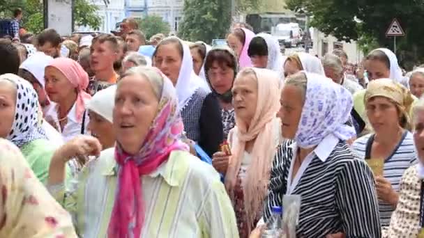 Parishioners Ukrainian Orthodox Church Moscow Patriarchate during religious procession. Kiev, Ukraine — Stock Video