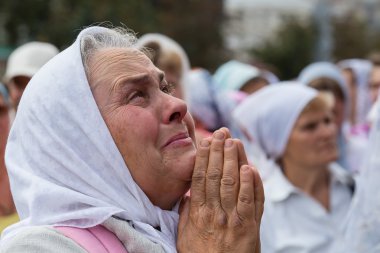 Cemaat Ukraynalı Ortodoks Kilisesi Moskova Patrikhanesi dini geçit töreni sırasında. Kiev, Ukrayna
