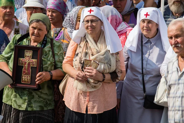 Feligreses Iglesia ortodoxa ucraniana Patriarcado de Moscú durante la procesión religiosa. Kiev, Ucrania — Foto de Stock