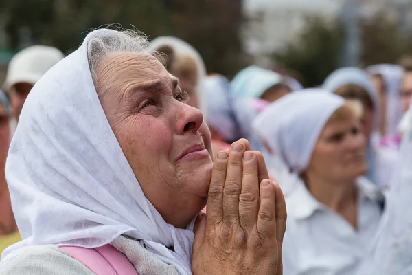 Församlingsbor ukrainska ortodoxa kyrkan Moskva patriarkatets under religiös procession. Kiev, Ukraina — Stockfoto