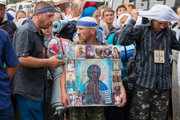 Feligreses Iglesia ortodoxa ucraniana Patriarcado de Moscú durante la procesión religiosa. Kiev, Ucrania — Foto de Stock