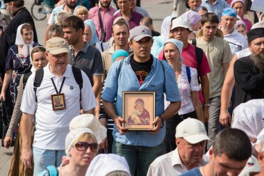 Cemaat Ukraynalı Ortodoks Kilisesi Moskova Patrikhanesi dini geçit töreni sırasında. Kiev, Ukrayna