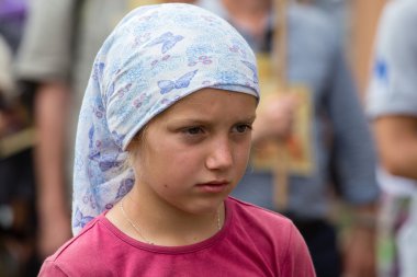 Çocuk ve cemaat Ukraynalı Ortodoks Kilisesi Moskova Patrikhanesi dini geçit töreni sırasında. Kiev, Ukrayna