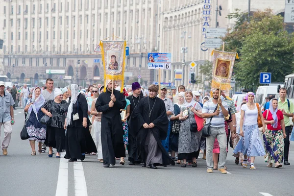 Gemeindemitglieder ukrainischer orthodoxer Kirche Moskauer Patriarchat während religiöser Prozession. Kiew, Ukraine — Stockfoto