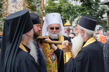 Cemaat Ukraynalı Ortodoks Kilisesi Moskova Patrikhanesi dini geçit töreni sırasında. Kiev, Ukrayna