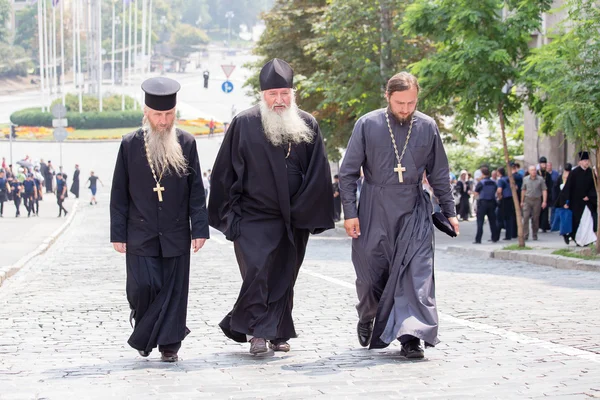 Feligreses Iglesia ortodoxa ucraniana Patriarcado de Moscú durante la procesión religiosa. Kiev, Ucrania — Foto de Stock