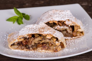 dilim bir plaka üzerinde bir elma strudel