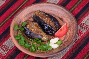 Soğan, kiraz Erik ve ceviz ile fırında patlıcan dolması