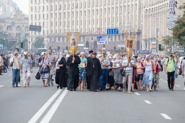 Cemaat Ukraynalı Ortodoks Kilisesi Moskova Patrikhanesi dini geçit töreni sırasında. Kiev, Ukrayna
