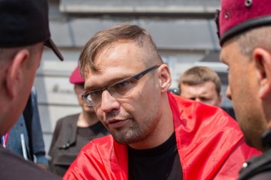 Gönüllü tabur Sich ulusal polis üyesi nin dini alayı cemaati sırasında ukrayna Ortodoks Kilisesi Moskova Patrikhanesi sırasında gözaltına alınması. Kiev, Ukrayna