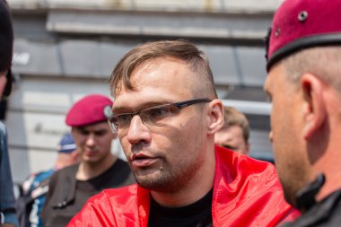 Gönüllü tabur Sich ulusal polis üyesi nin dini alayı cemaati sırasında ukrayna Ortodoks Kilisesi Moskova Patrikhanesi sırasında gözaltına alınması. Kiev, Ukrayna