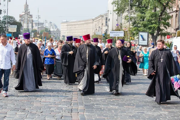 Farníci ukrajinské pravoslavné církve moskevský patriarchát během náboženského procesí. Kyjev, Ukrajina — Stock fotografie