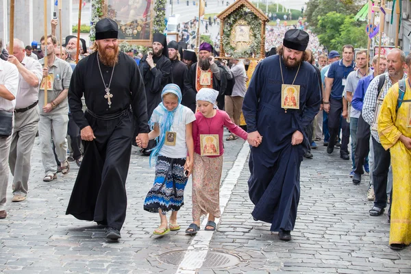 Feligreses Iglesia ortodoxa ucraniana Patriarcado de Moscú durante la procesión religiosa. Kiev, Ucrania — Foto de Stock