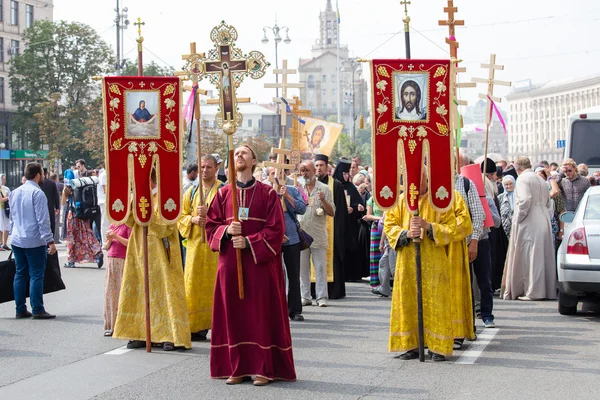 Feligreses Iglesia ortodoxa ucraniana Patriarcado de Moscú durante la procesión religiosa. Kiev, Ucrania — Foto de Stock