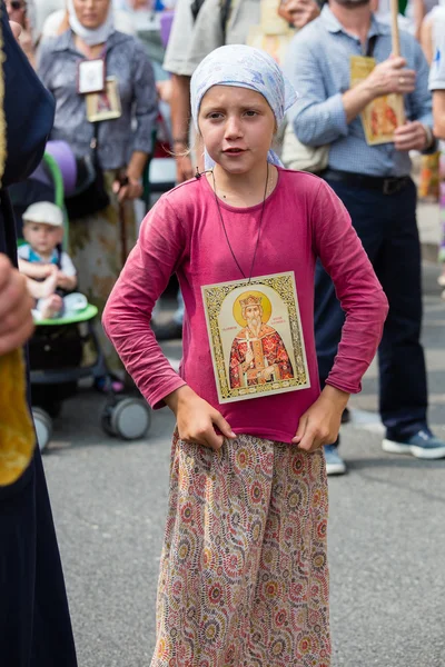 Niños y feligreses Iglesia ortodoxa ucraniana Patriarcado de Moscú durante la procesión religiosa. Kiev, Ucrania —  Fotos de Stock