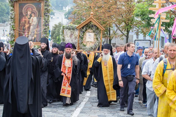 Feligreses Iglesia ortodoxa ucraniana Patriarcado de Moscú durante la procesión religiosa. Kiev, Ucrania —  Fotos de Stock