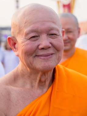 Tay rahipler sırasında Budist töreni Magha Puja günde Wat Phra Dhammakaya Bangkok, Tayland