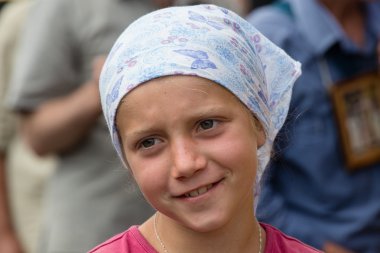 Çocuk ve cemaat Ukraynalı Ortodoks Kilisesi Moskova Patrikhanesi dini geçit töreni sırasında. Kiev, Ukrayna