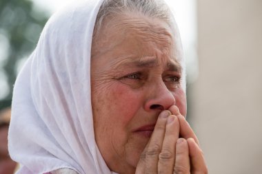 Cemaat Ukraynalı Ortodoks Kilisesi Moskova Patrikhanesi dini geçit töreni sırasında. Kiev, Ukrayna