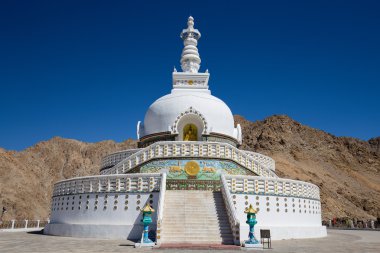Uzun boylu Shanti Stupa, barış Pagoda yakınındaki Leh, Ladakh, Hindistan