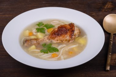 tavuk çorbası erişte ve sebze ile