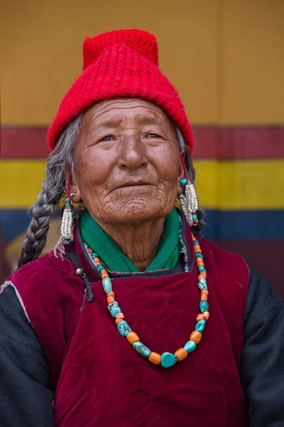 Portrait tibetan buddhist old woman during Hemis Festival at Ladakh, North India — Stock Photo, Image