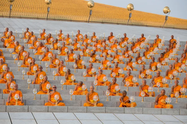 Тайские монахи во время буддийской церемонии Магха Пуджа День в Ват Пхра Дхаммакая в Бангкоке, Таиланд — стоковое фото
