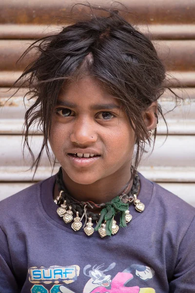 可怜的女孩微笑着讨钱从一个路人在列城，拉达克的街道上。印度 — 图库照片