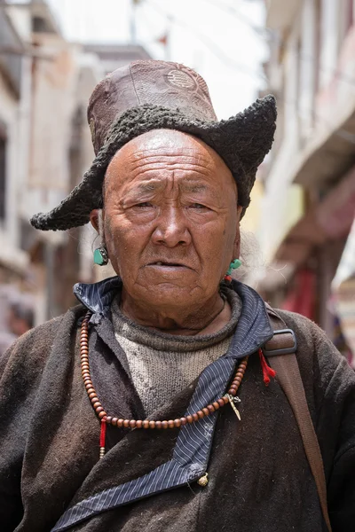 Tibetaanse boeddhistische oude man op straat in Leh, Ladakh, Noord India — Stockfoto