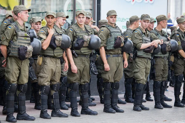 Soldati della Guardia nazionale dell'Ucraina per mantenere l'ordine durante la processione religiosa parrocchiani Chiesa ortodossa ucraina Patriarcato di Mosca, Kiev, Ucraina — Foto Stock