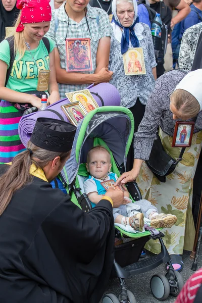 Niños y feligreses Iglesia ortodoxa ucraniana Patriarcado de Moscú durante la procesión religiosa. Kiev, Ucrania —  Fotos de Stock