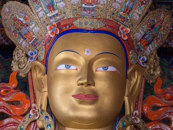 Hoofd van een gouden Boeddha tempel Thiske Monastery, Bhutan, Azië. Ladakh, India — Stockfoto
