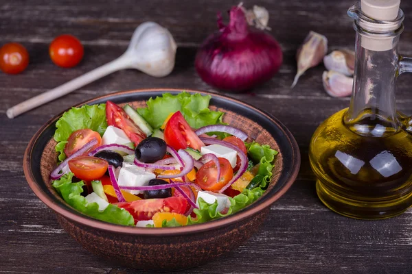 Salade grecque de légumes frais sur la table — Photo