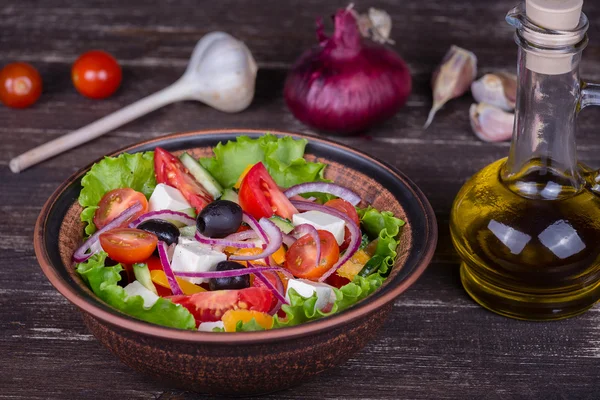 Ensalada griega de verduras frescas en la mesa — Foto de Stock