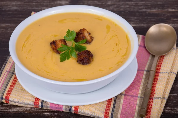 Soupe à la crème de citrouille de pomme dans un plat — Photo