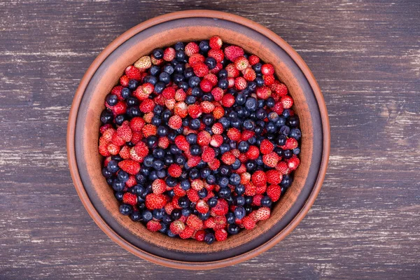 Fresas frescas y arándanos, bayas silvestres . —  Fotos de Stock