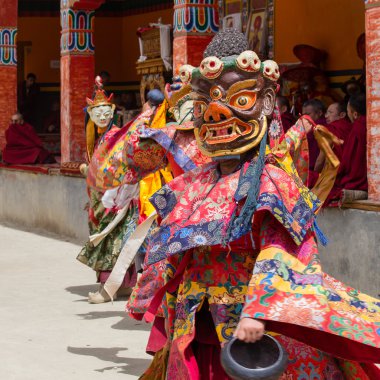 Tibet lama Hemis Gompa Budist festival Tsam gizem dans dans maske giymiş. Ladakh, Kuzey Hindistan