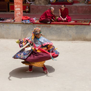 Tibet lama Hemis Gompa Budist festival Tsam gizem dans dans maske giymiş. Ladakh, Kuzey Hindistan
