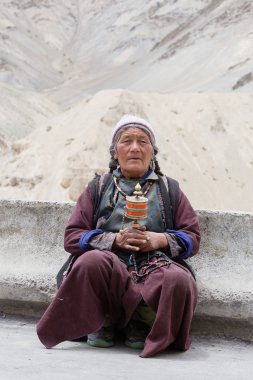 Mistik maskesi Lamayuru Gompa, Ladakh, Kuzey Hindistan, Yuru Kabgyat Budist festivalin zamanında Tsam gizem dans dans sırasında Tibet yaşlı kadınlar