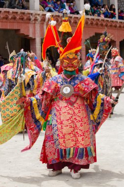 Tibet lama Hemis Gompa Budist festival Tsam gizem dans dans maske giymiş. Ladakh, Kuzey Hindistan