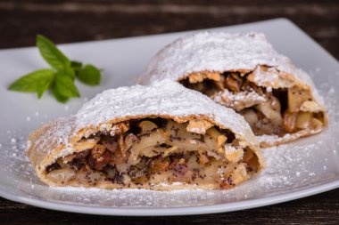 dilim bir plaka üzerinde bir elma strudel